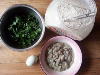 海蛎煎,材料集合下全部处理好，海蛎多洗几次以免蚝壳。蒜苗切小短段，
农家地瓜粉（以优质白地瓜洗净去皮削去差的部位，经几工序制作。都是纯手工）小时候家