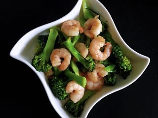 西兰花炒虾仁，经典中一直透着时尚 