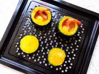 鹌鹑蛋鲜虾贝贝小南瓜盅 