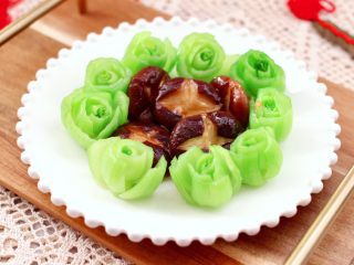 年夜饭必备的香菇油菜,把焯过水的油菜切出叶子不用，用油菜头摆盘，上面摆上做好的香菇就可以了。
