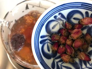 玫瑰花红枣百合桃胶甜羹 