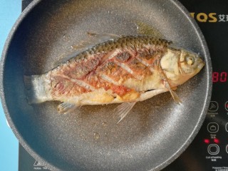 胡萝卜山药鲫鱼汤 