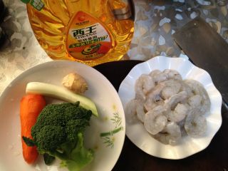 年味――宴客小炒西兰花炒虾仁,
各种蔬菜洗净备用
